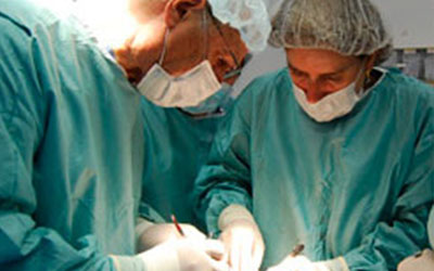 Medicos cirujanos maxilofaciales trabajando